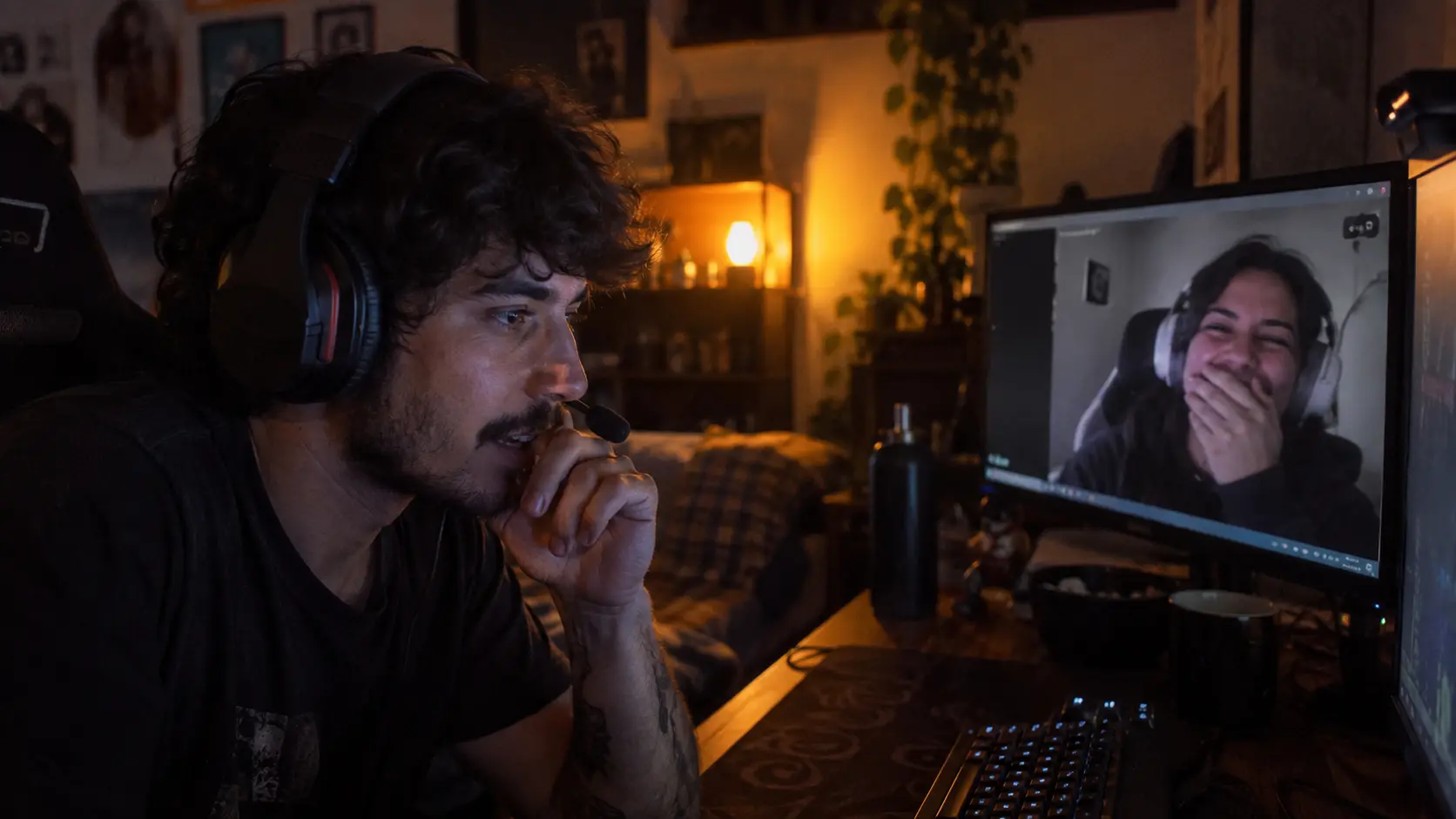 Pessoa em uma chamada de vídeo com uma amiga durante o jogo